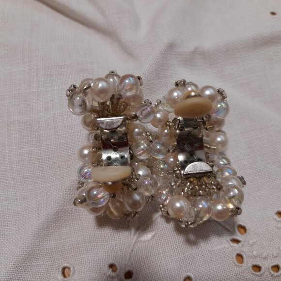 Vintage Earrings Faux Pearls Iridescent Bead Clusters Clip On Large Statement We - Picture 7 of 11